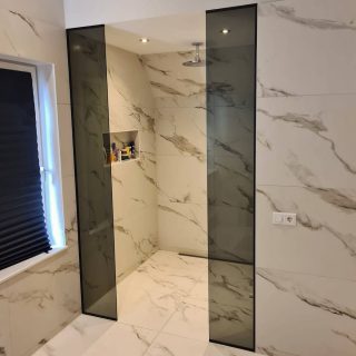Vandaag hebben wij bij deze schitterende witte marmeren badkamer, gehard grijs glas in zwart u-profiel mogen plaatsen. Deze kleurcombinatie maakt het helemaal af!
  #glas #isolatieglas #gehardglas #figuurglas #thermopaneglas #glashandel #isolatieruit #isolatieglasopmaat #glasinlood #Amsterdam #Netherlands #Noordholland #dutch #design #interiordesign #montage #mirror