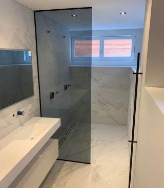 Vandaag hebben wij dit grijze paneel geplaatst in een zwart profiel. Deze combinatie geeft een mooie, strakke en modieuze look.
#glas #isolatieglas #gehardglas #figuurglas #thermopaneglas #glashandel #isolatieruit #isolatieglasopmaat #glasinlood #Amsterdam #Netherlands #Noordholland #dutch #design #interiordesign #montage #mirror